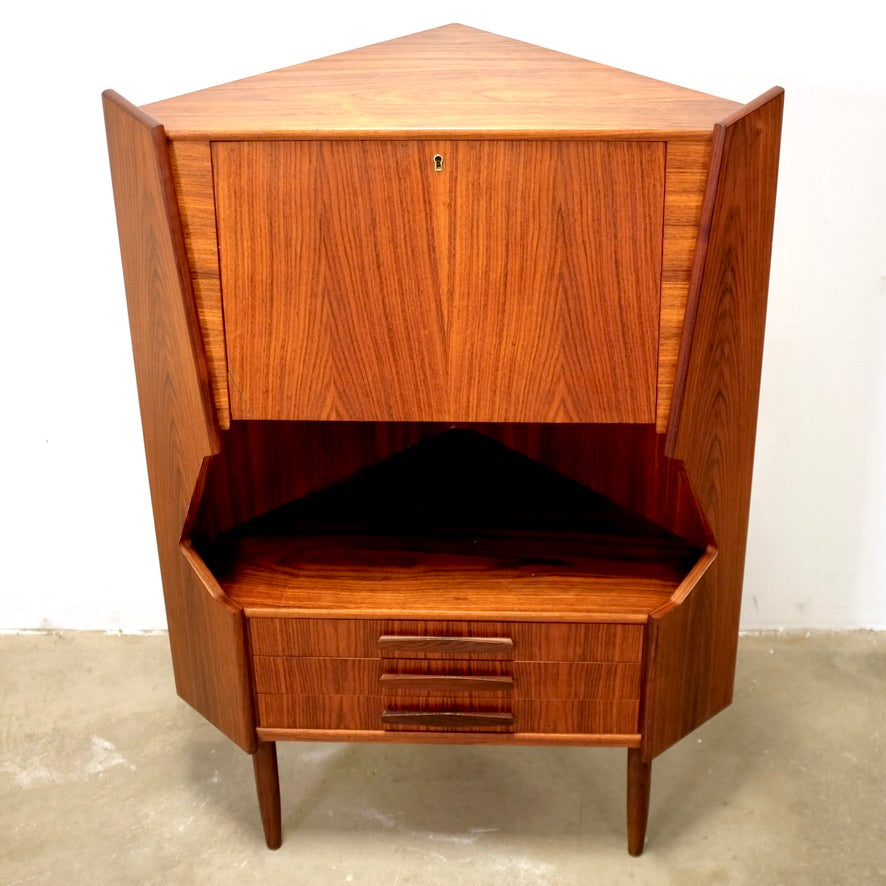 Danish Rosewood Corner Cabinet in the style of Omann Jun. Møbelfabrik / Gunni Omann - #A1855