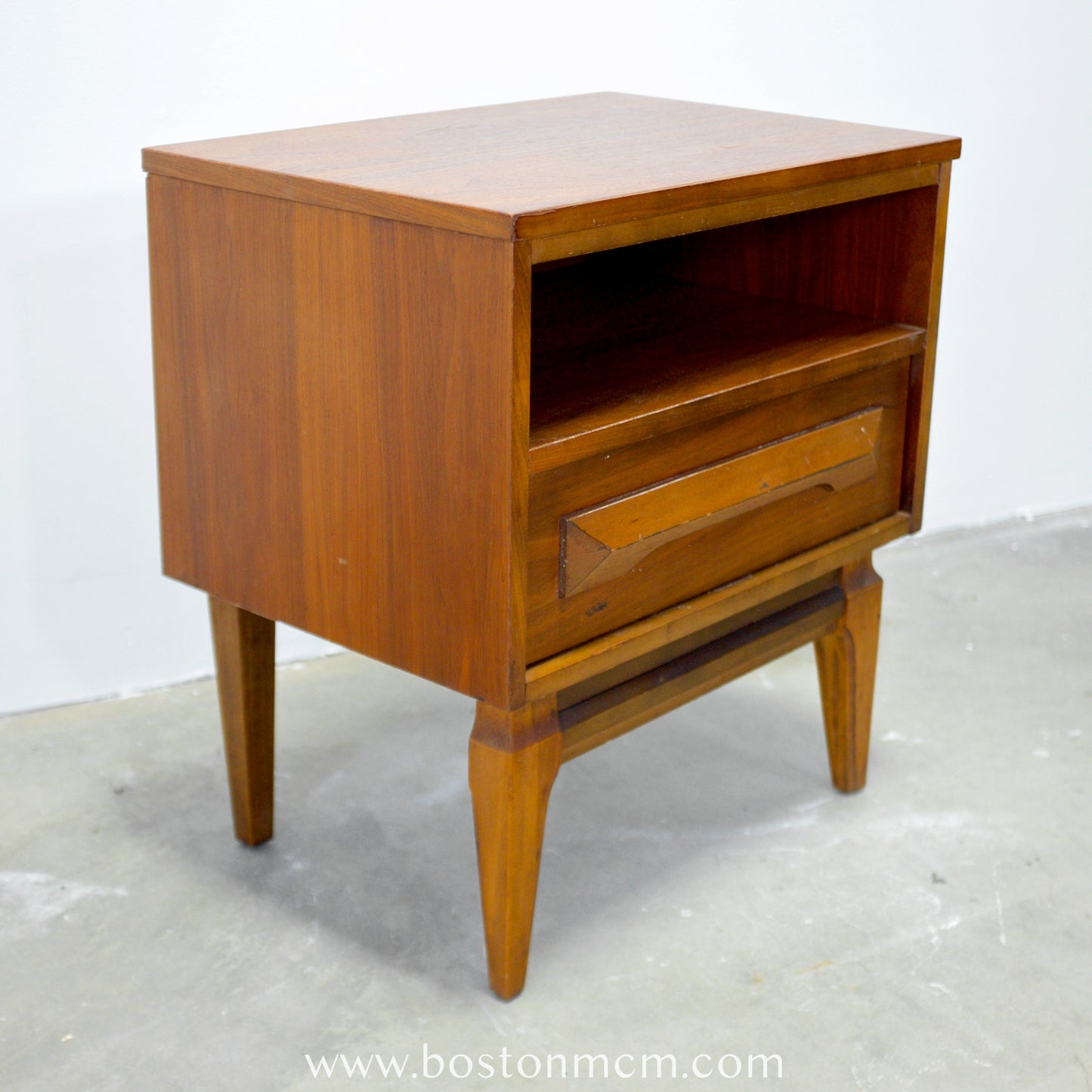Walnut Nightstand with 1 Drawer