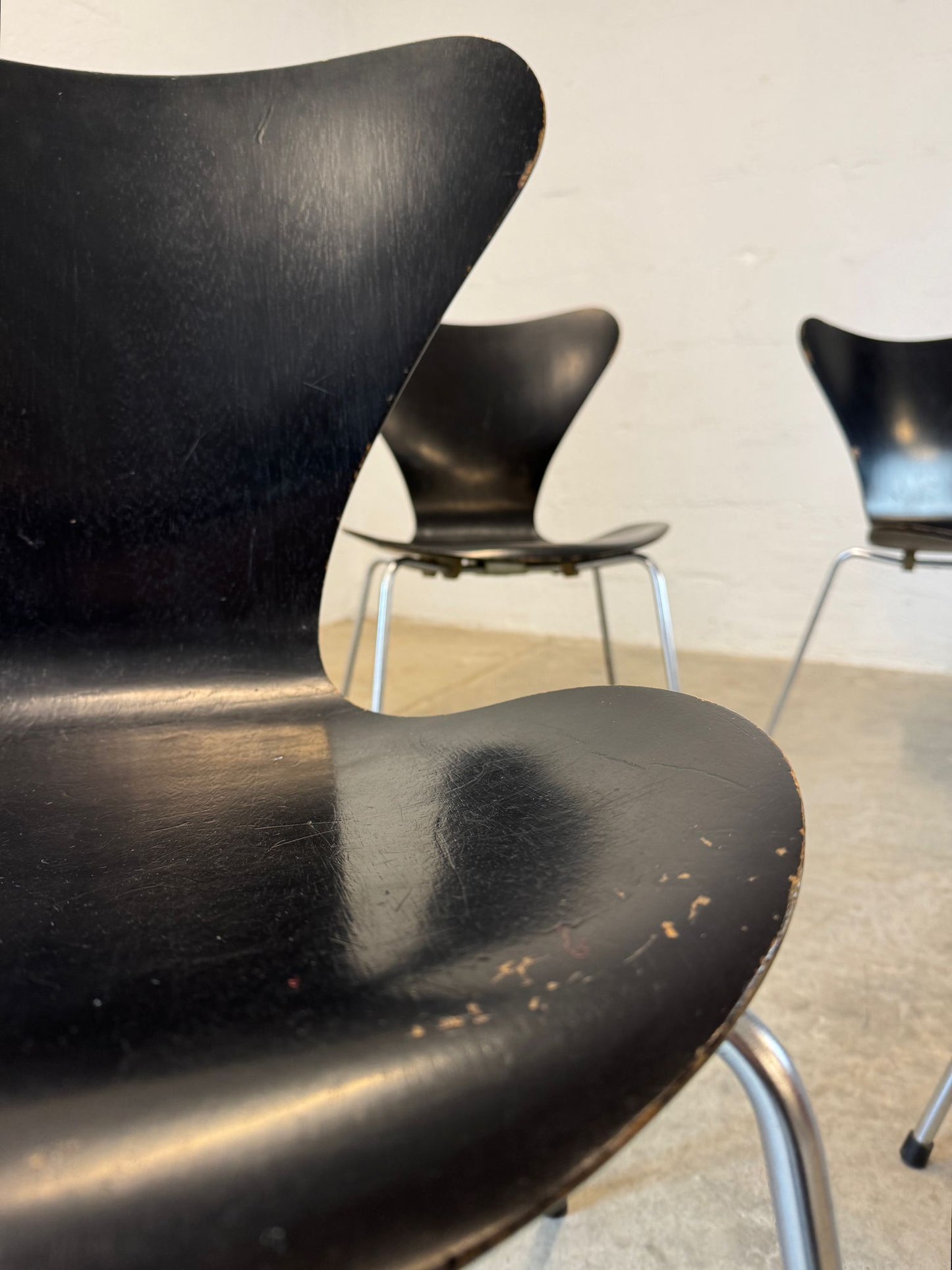 Fritz Hansen Set of Five Series 7 Chairs AKA Model 3107 Designed by Arne Jacobsen - #A1574