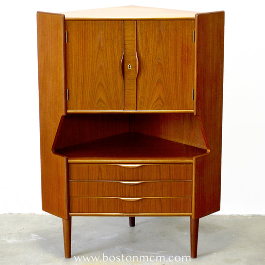 Omann Jun. Møbelfabrik Teak Corner Cabinet with Bar - #A1806