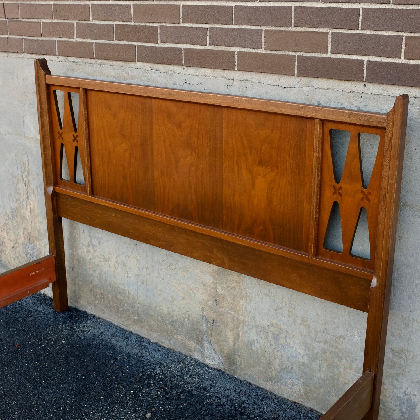Bassett Furniture "Monterey" Walnut & Rosewood Full Size Bed Frame