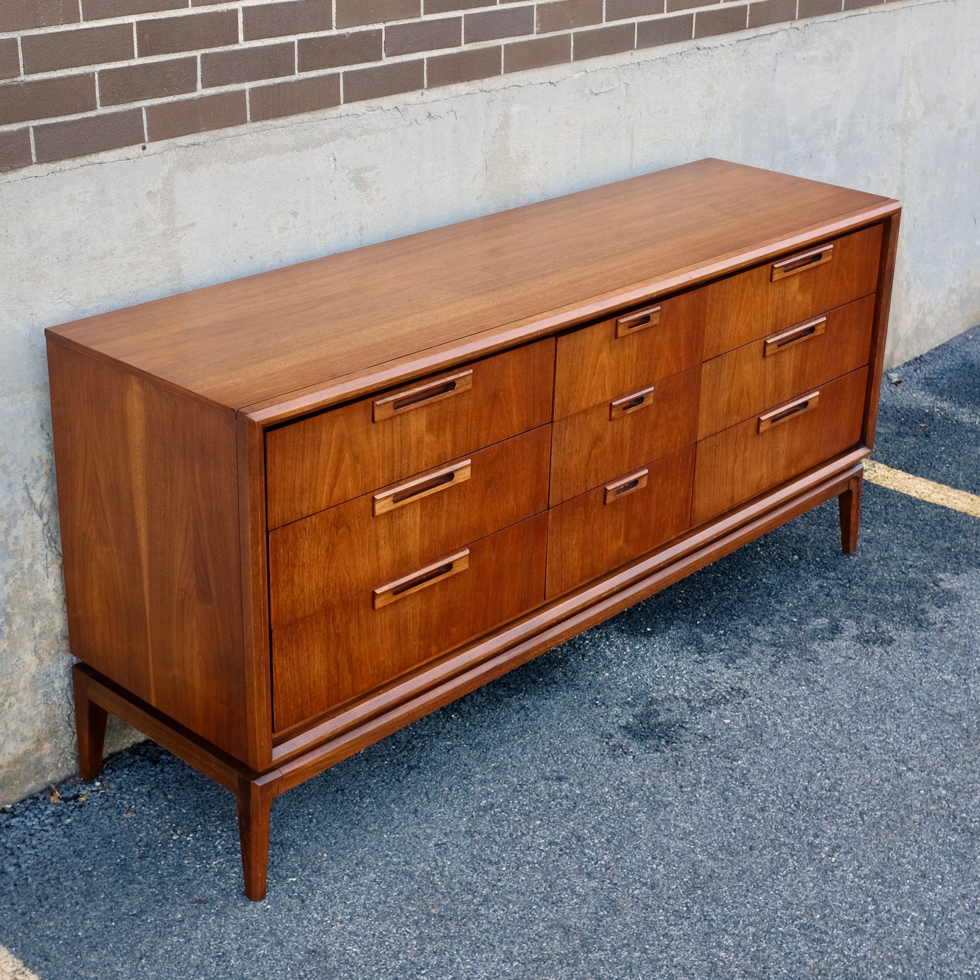 Mid Century Modern Vintage United Furniture "Discovery" Walnut Dresser Boston Mid Century Modern Mid Century Modern Vintage United Furniture "Discovery" Walnut Dresser Boston Mid Century Modern