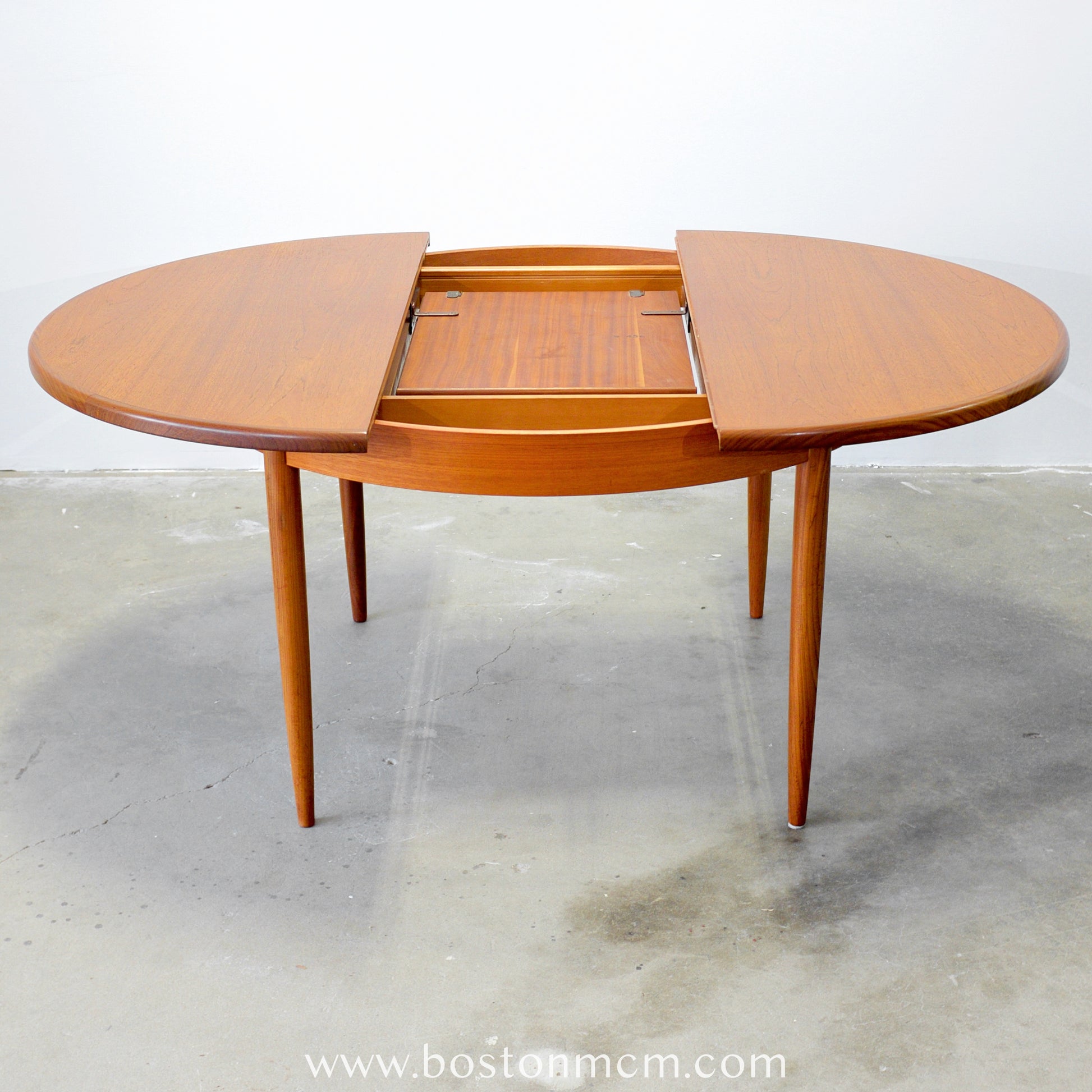 Mid Century Modern Vintage Round Dining Table With Leaves Mid