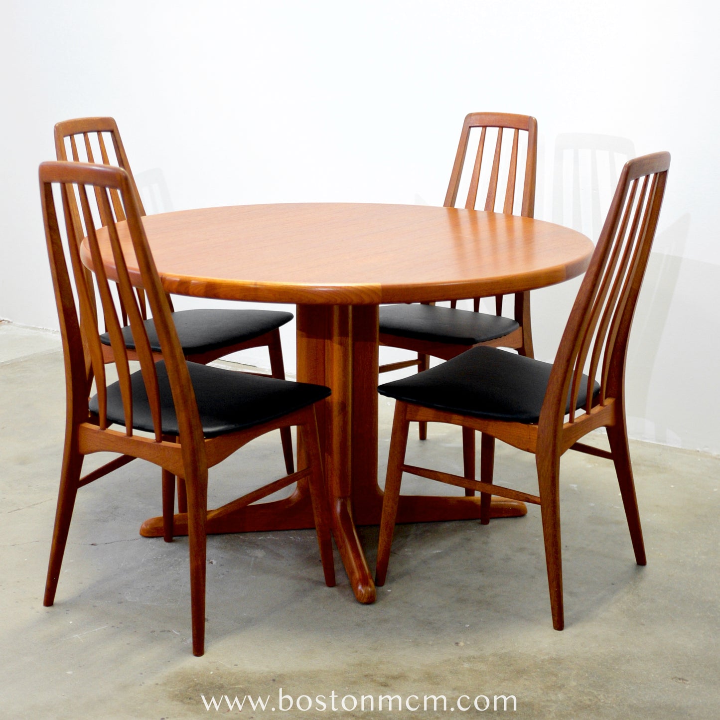Skovby Møbler Teak Round Dining Table with Pedestal Base