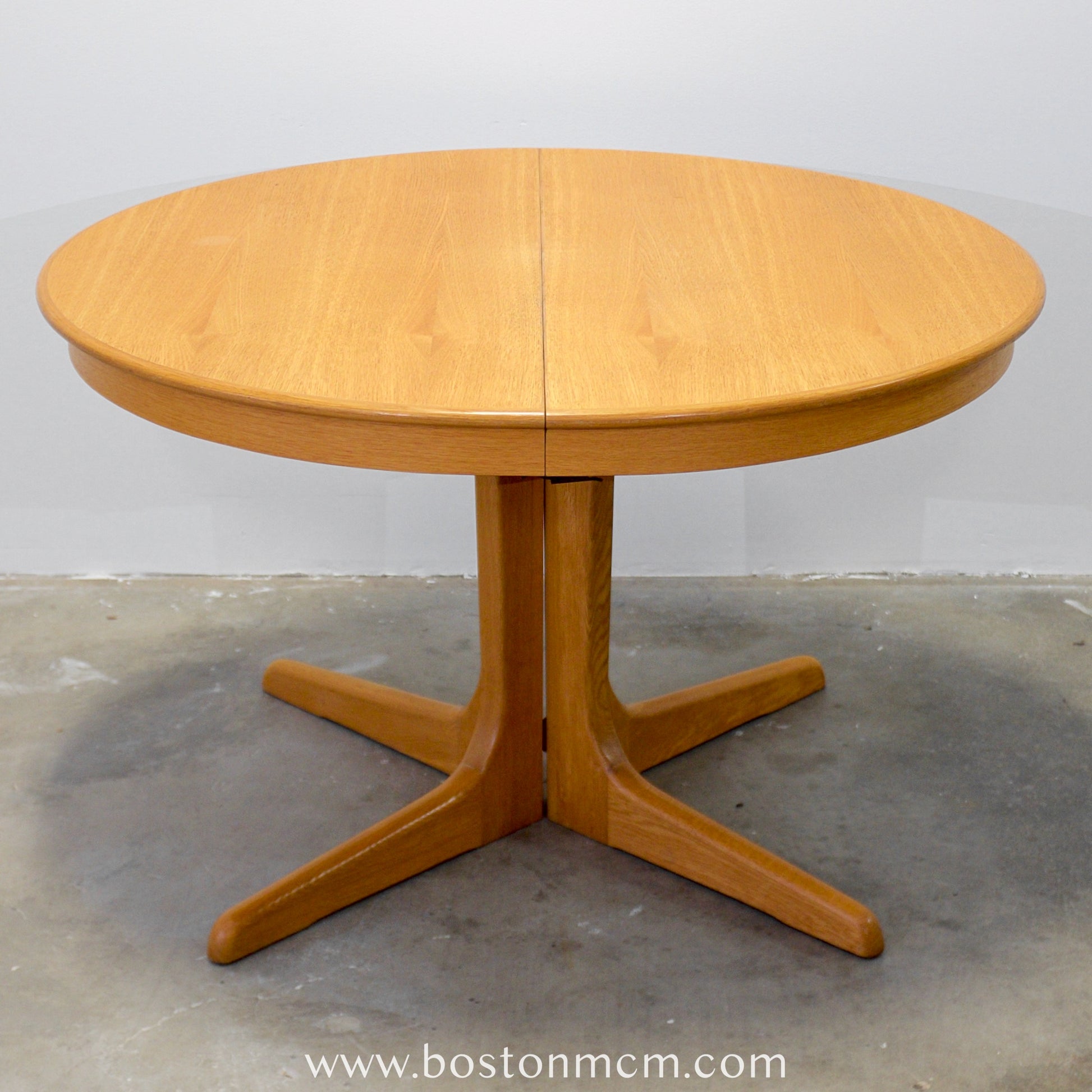 Vintage Mid Century Modern Danish Oak Round Dining Table – Boston