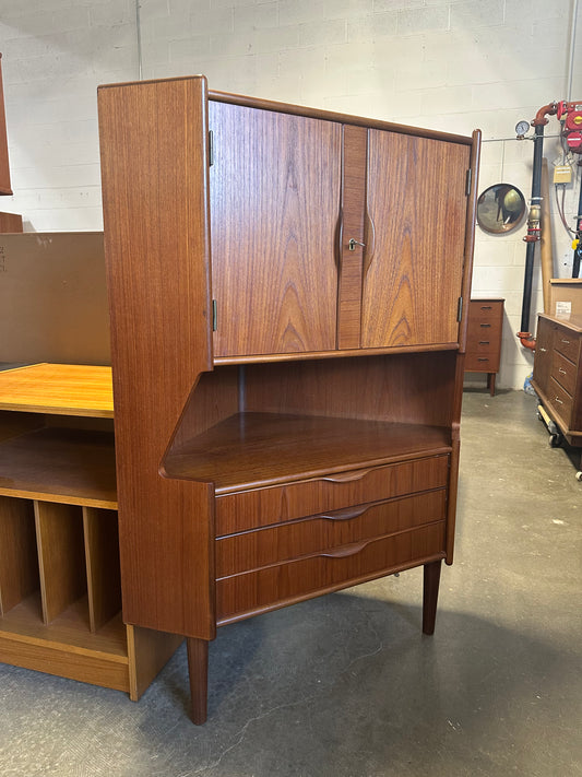 Omann Jun. Møbelfabrik Teak Corner Cabinet - #A1806