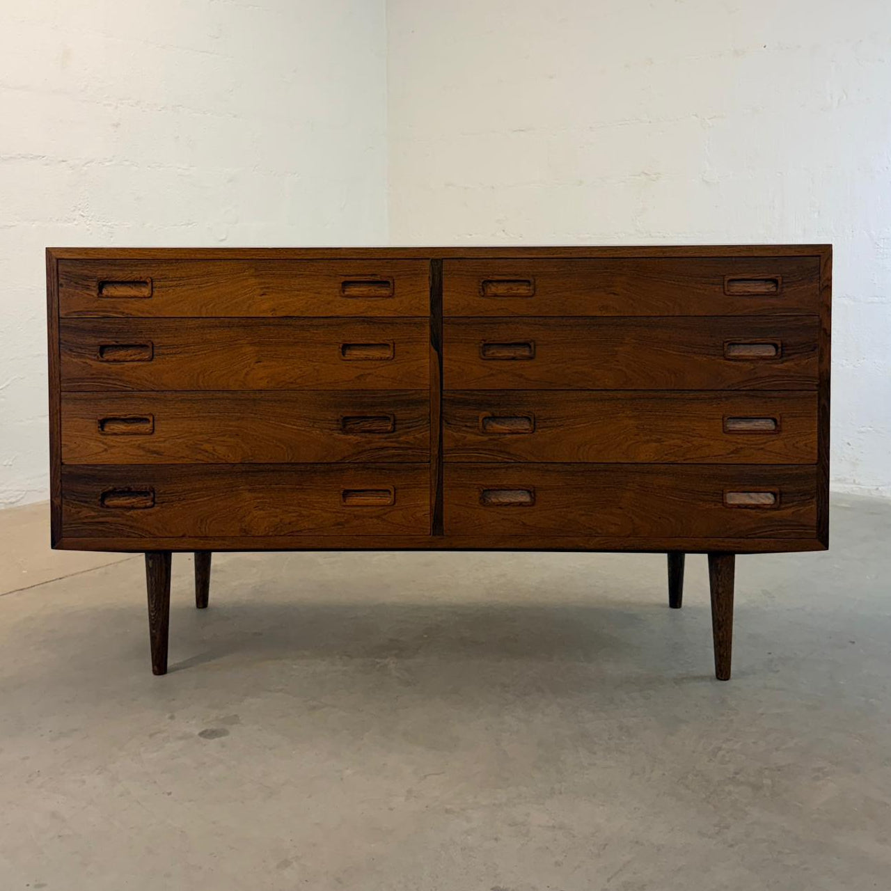 Hundevad & Co. Rosewood Model HU 40/16 Low Dresser Designed by Carlo Jensen